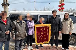 ? Cao Thanh Chiếu tới rồi! Ngày đầu tiên đến Trung Quốc, C - rô tươi cười rạng rỡ, ngồi xe buýt đến chỗ người hâm mộ.